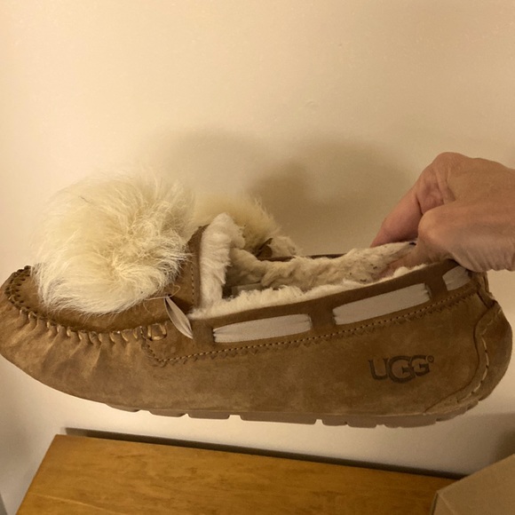 Ugg Dakota Pom Pom Moccasins Chestnut 10M - Picture 8 of 9